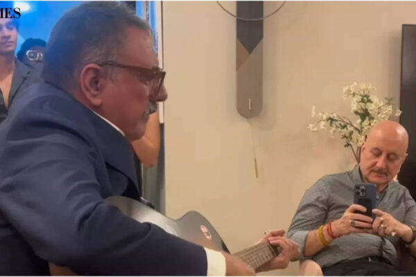 Boman Irani singing 'Give Me Sunshine' to celebrate his friend Anupam Kher's birthday will melt your hearts - Video | Hindi Movie News