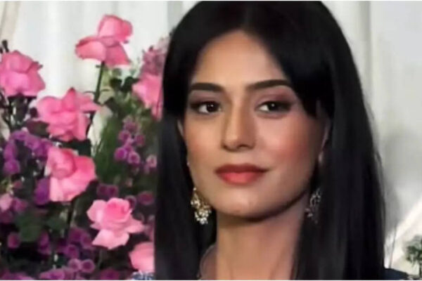 Fans think Amrita Rao still looks like Poonam from 'Vivah' as she stuns in a blue lehenga at Sooraj Barjatya's daughter's wedding |