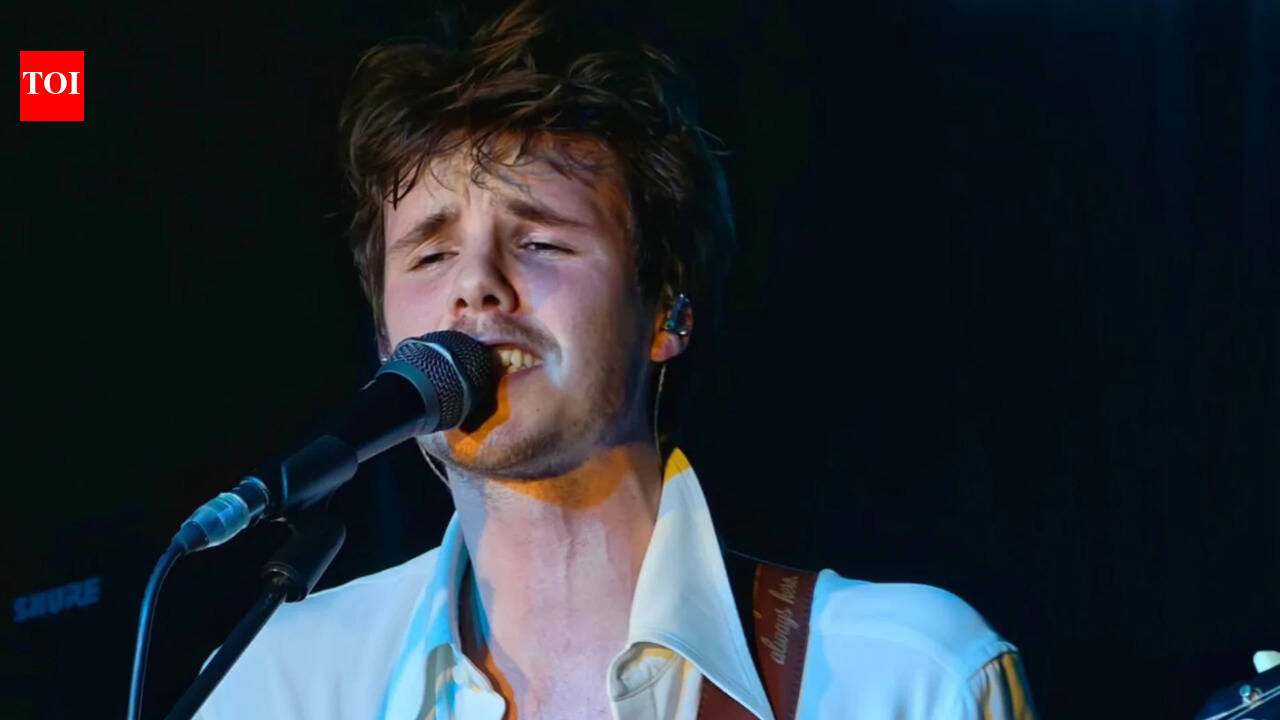 Cruz Beckham cries on stage while singing ‘Loneliest Boy’, lyrics hint at Brooklyn and Victoria: 'Mama don't talk too much' |