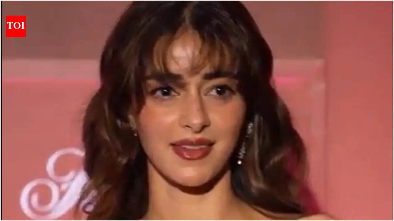 Ananya Panday's fresh style attracts major eye balls; 'She looks like Dakota Johnson' | Hindi Movie News