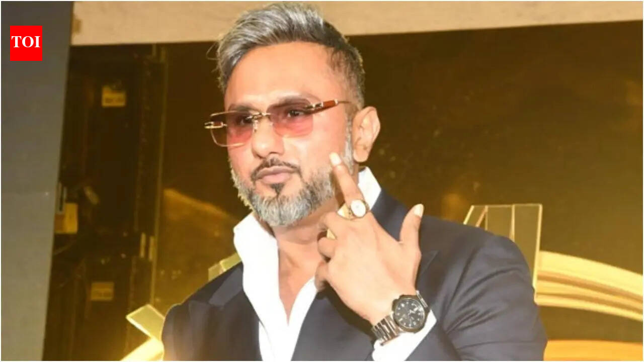 Yo Yo Honey Singh’s Mumbai concert turns chaotic; female fan tries to scale the gate, clashes with security – watch video | Hindi Movie News