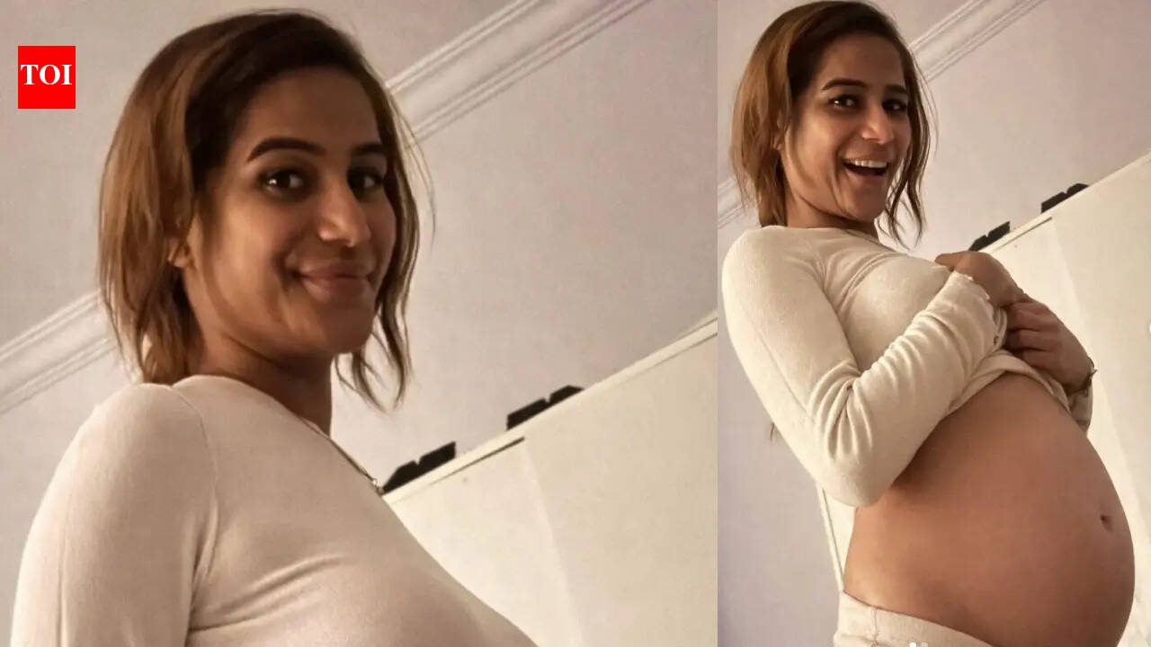 Poonam Pandey flaunts baby bump, did she announce pregnancy? Shocked netizens think it's April fool prank or prosthetic | Hindi Movie News