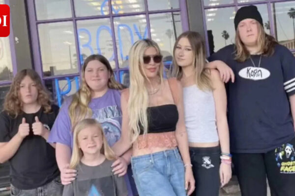 Tori Spelling and her 4 children get into a car crash; family taken to the hospital |