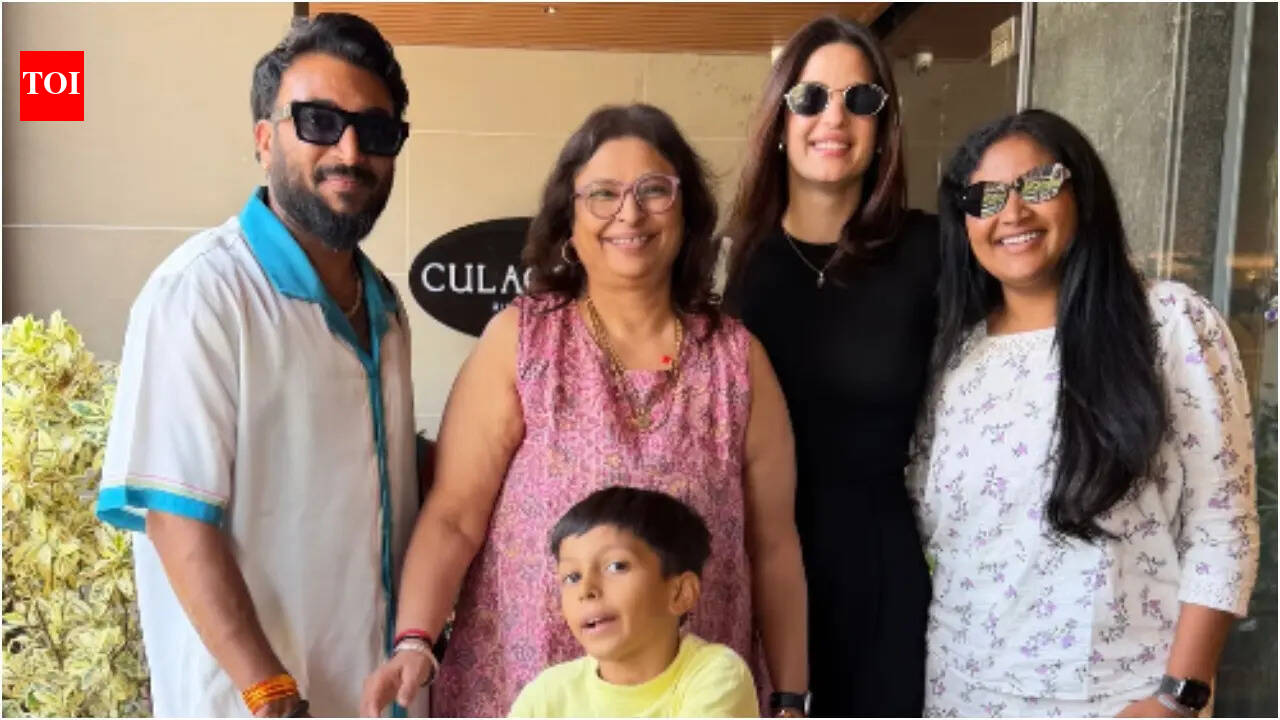 Natasa Stankovic poses with Hardik Pandya's mother amid his link-up with Mahieka Sharma |