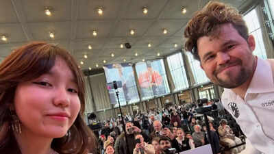 Watch: Magnus Carlsen poses for selfie, then gets her phone seized
