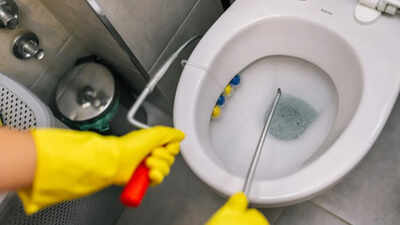 How to unclog a toilet fast without a plunger |