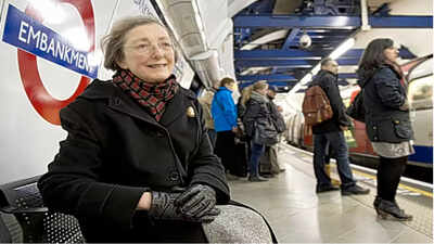 “Love really lives in the smallest things.” The heartbreaking reason this woman went to a London station every day after her husband died