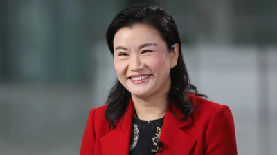 Meet Zhou Qunfei: Once she worked in a glass factory, now she runs a $26 billion company and sits alongside Elon Musk and Tim Cook at China’s state dinner