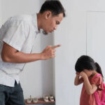 Psychology says parents who do these 7 things often teach children to hide their feelings