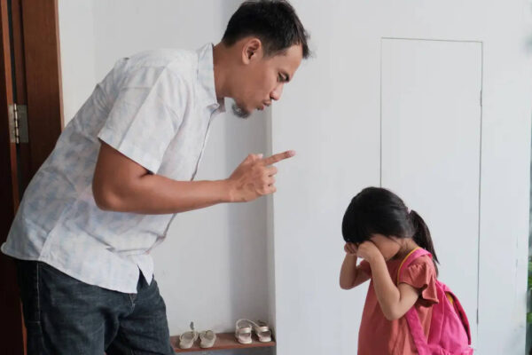 Psychology says parents who do these 7 things often teach children to hide their feelings
