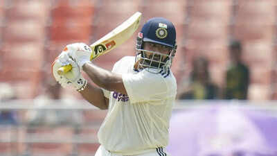 'Why would anyone tell him how to bat?': Sitanshu Kotak backs Rishabh Pant's attacking approach