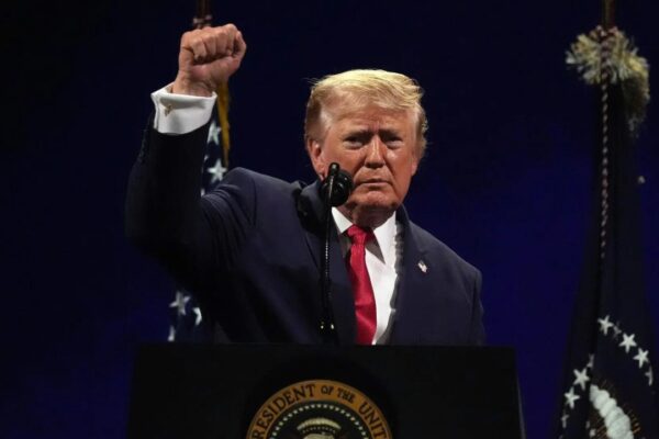 ON CAM: Trump FORCED To Stop Mid-Sentence After F-35 Jets ‘STORM’ Mount Rushmore Event | America 250
