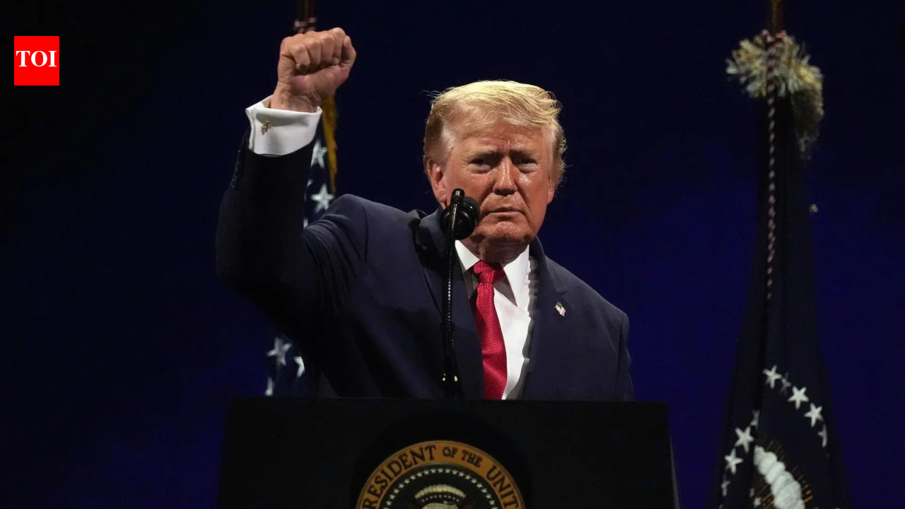 ON CAM: Trump FORCED To Stop Mid-Sentence After F-35 Jets ‘STORM’ Mount Rushmore Event | America 250