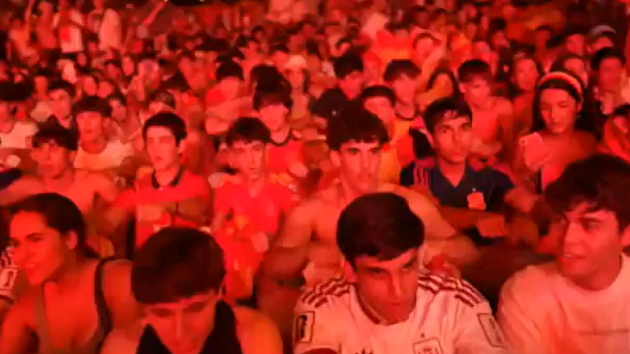 Madrid goes 'Viking Row'! Spain fans recreate Norway's viral celebration after reaching World Cup final | Watch | Football News