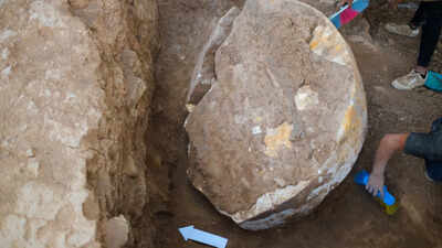 Archaeologists in Iraq unearthed a rare 2,600-year-old Assyrian stele of King Ashurbanipal at Nineveh’s Shamash Gate, nearly a decade after ISIS damaged the ancient city