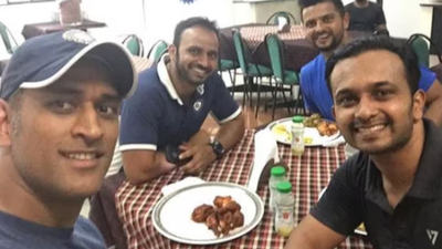 MS Dhoni loves butter chicken, but the way he eats it is so unusual that even Robin Uthappa couldn't help talking about it