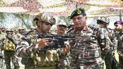 Army chief visits forward areas along LoC in Poonch-Rajouri