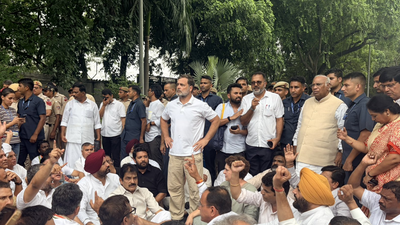 Students' stir: Rahul, Priyanka lead Congress protest outside PM Modi's residence; demand resignations