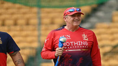 'I would be very surprised': Dinesh Karthik doubts Andy Flower will leave RCB for England Test coaching role