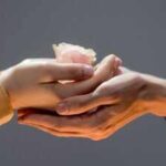 10 simple acts of kindness to cleanse your aura and brighten someone's life