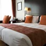 10 things you should do in the first 10 minutes after checking into a hotel room