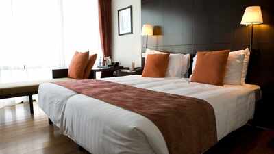 10 things you should do in the first 10 minutes after checking into a hotel room