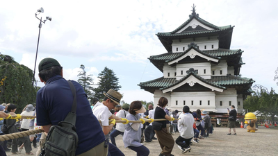 1,000 people in Japan join forces to pull a 400-ton castle keep back toward its original position after it was moved 78 meters for repairs