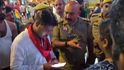 Woman pays ₹4,000 to 'priest' for VIP darshan at Kashi Vishwanath temple, police step in: 'Saari duniya free mein darshan kar rahi hai... tum ₹4,000 kyun le rahe ho?'