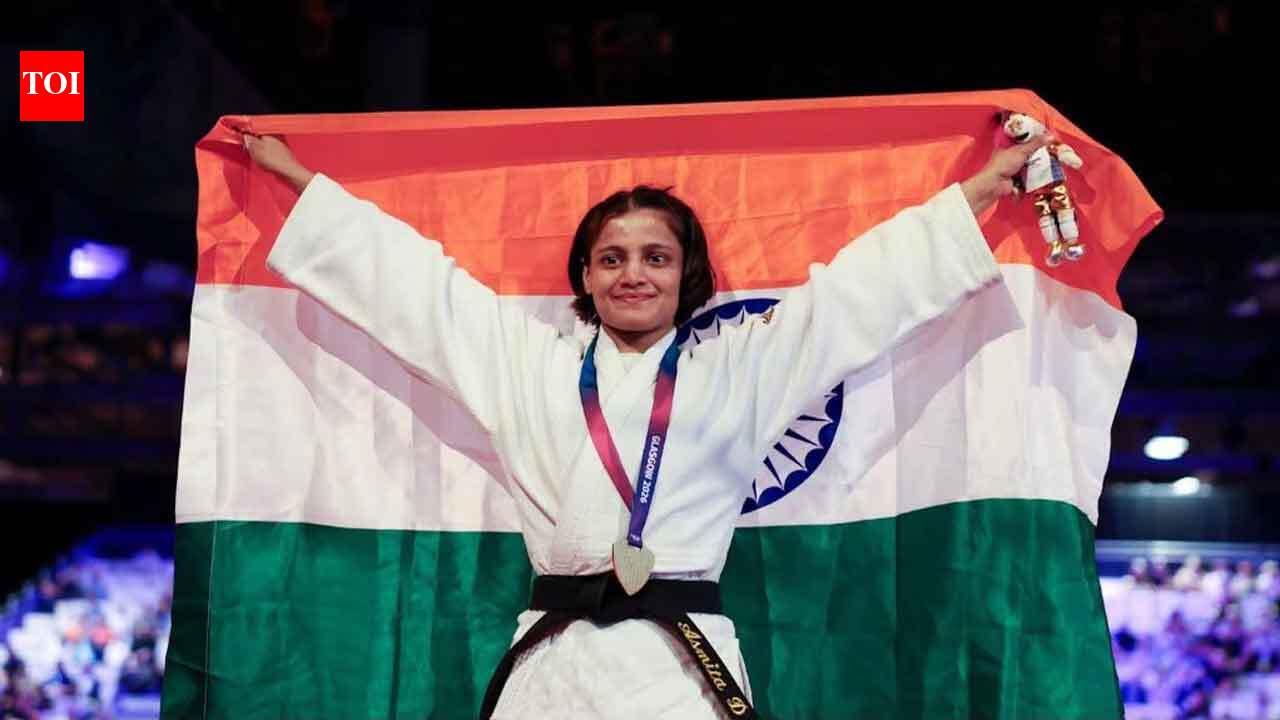 The promise, the pain and the gold: Asmita Dey's journey to Commonwealth Games history | Commonwealth Games News