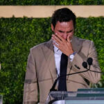 ‘Oh gosh, this such a mess’: Roger Federer breaks down during Hall of Fame speech - Watch | Tennis News