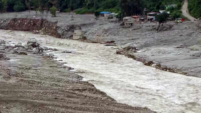 Nepal floods: Stranger ran past school screaming ‘Run, water’. It saved 370 kids, teachers