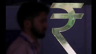 Rupee falls 7 paise to 95.40 against US dollar amid FII selling, geopolitical risks
