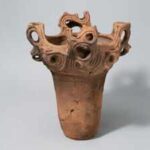 A 5,000-year-old Japanese pot preserved in New York has a rim that looks like rising flames, showcasing Jōmon craftsmanship