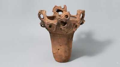 A 5,000-year-old Japanese pot preserved in New York has a rim that looks like rising flames, showcasing Jōmon craftsmanship