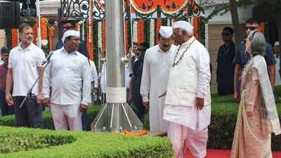 Full Vande Mataram rendition triggers fresh Congress-BJP clash