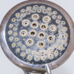 Clean Blocked Showerheads: Forget vinegar and baking soda! A simple and practical trick to clean blocked showerheads in the bathroom