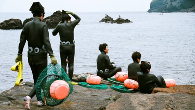 How Korea's Haenyeo developed extraordinary cold resistance that lets them dive into near-freezing seas without oxygen tanks, even in their 70s