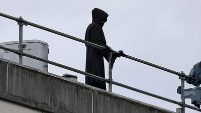Man dressed as ‘Grim Reaper’ climbs onto hospital roof with long blade and stares at patients, trying to scare them