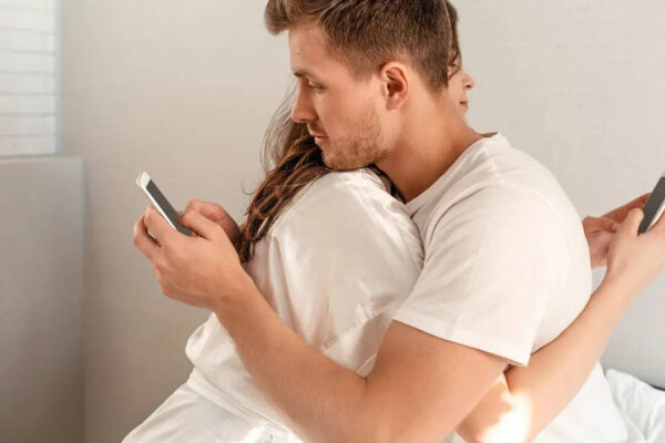 5 everyday phone habits that may be damaging your relationship without you noticing