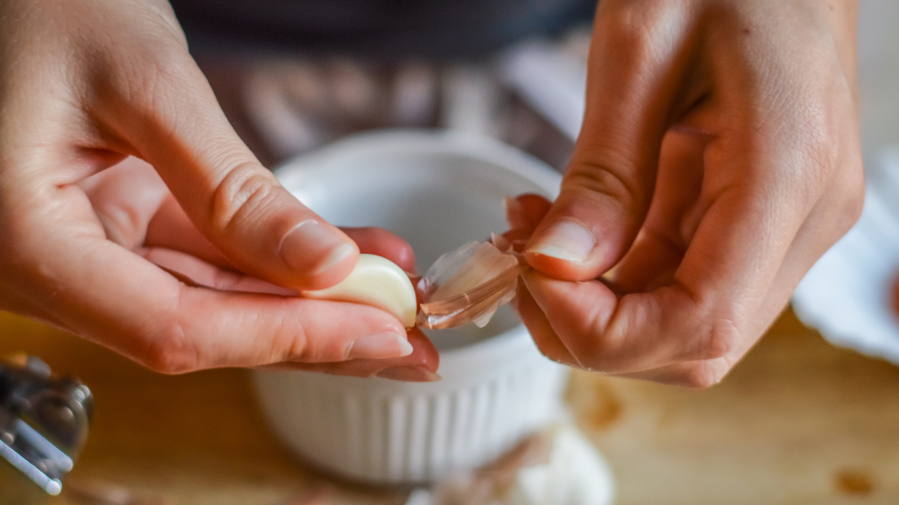 7 easy ways to remove garlic skin without sticky fingers