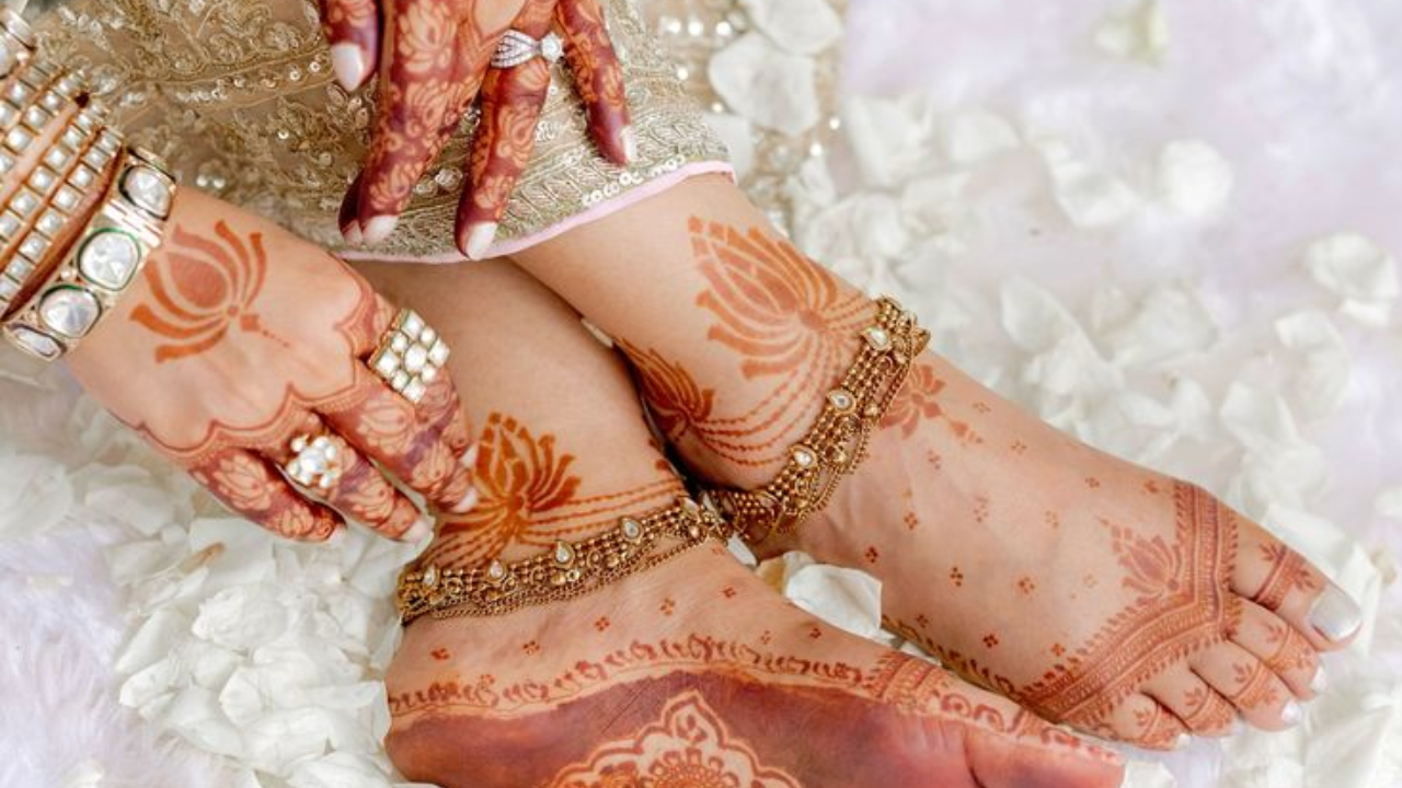 5 super-trendy mehendi designs for hands and feet to bookmark for your wedding