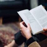 Psychology says people who still read physical books instead of e-books have these 7 unique psychological strengths