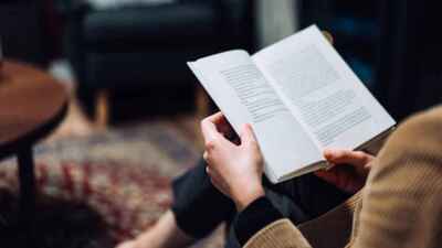 Psychology says people who still read physical books instead of e-books have these 7 unique psychological strengths