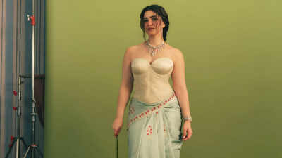 Sara Tendulkar gives the saree a bold twist in ivory corset and pastel green Banarasi drape