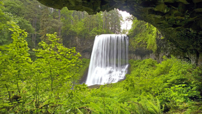 <b>20-year-old tourist dies in US after falling from 170-feet waterfall while posing for photos</b>