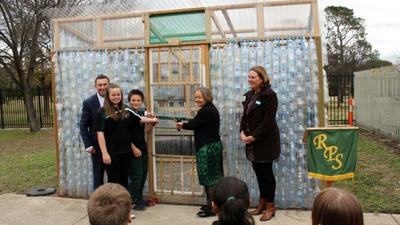 Australian high school students collected more than 2,000 plastic bottles to form a greenhouse, 11 years later, the structure supplies food for the school's garden
